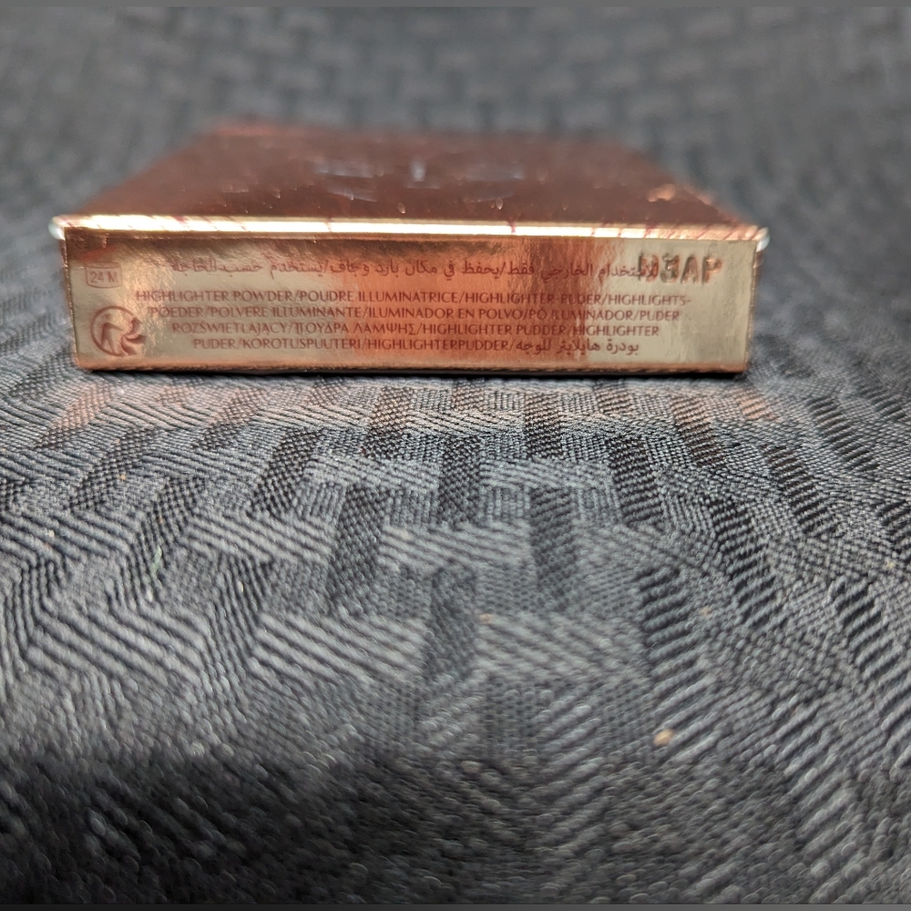 Charlotte Tilbury Glow Glide Face Architect Highlighter - Champagne Glow. - Picture 2 of 5